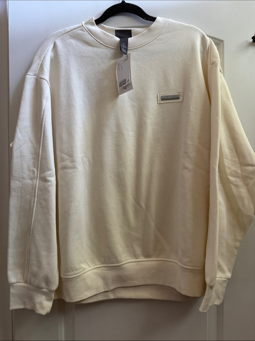 H&M Men's Cream Crewneck Sweatshirt with Subtle Plaque